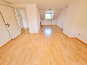 VERMIETET! Sonnige, gemütliche 2-Zimmerwohnung im Dachgeschoss – zentral gelegen im Gallusviertel