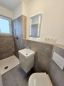 VERKAUFT! Stylische 3 -Zimmer Maisonette mit großem Balkon + Luxusküche + 2 TG-Plätze – Hofheim