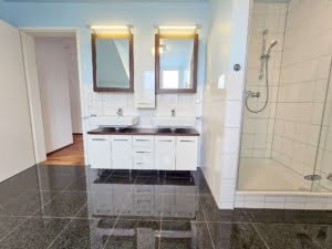 VERKAUFT!Attraktive große 3 Zimmer Dachstudio Whg. mit Balkon +Garagenpl – Top Lage nahe Stadtwald