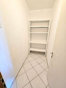 VERMIETET! WOW! TOP SKYLINEBLICK + POOL+SAUNA im Haus! Großes 1 Zimmer Apt. mit Balkon. –