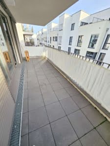 VERMIETET! -Privatstraße Sachsenhausen: Attraktive 3-Zimmer-Wohnung mit großem Balkon + TG