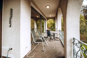 VERKAUFT! Prachtvolle Villa mit Schwimmbad und Parkgrundstück mit Teich – Hollywood-Feeling im Rheingau!