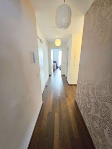 VERMIETET! -Privatstraße Sachsenhausen: Attraktive 3-Zimmer-Wohnung mit großem Balkon + TG