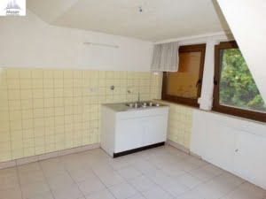VERMIETET! Geräumige 2-Zimmerwohnung im Dachgeschoss in 3-Parteienhaus – ruhige Lage in Großheubach