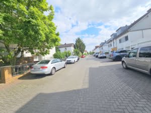 VERMIETET! Einzugsbereit! Große 3,5 Zimmerwohnung mit Balkon plus Garage – top Lage Rumpenheim