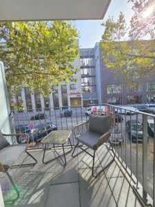 VERMIETET! Neubau 2020 – Ab 15.10.24 schick möbliertes 1-Zimmer Apt mit Balkon & Parkettboden- zentrOstend Lage
