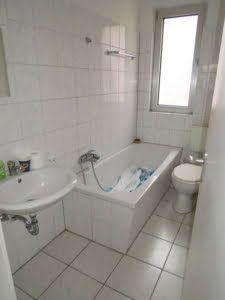 VERMIETET! Gemütliche 2 Zimmerwohnung mit Wannenbad – zentral in Rödelheim