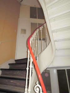 VERMIETET! Altbaucharme pur + ganz oben! Gemütliche 2 Zimmerwohnung im 4. OG (ohne! Aufzug) – ruhig und zentral Nähe EZB