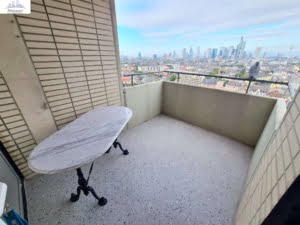 VERMIETET! WOW! TOP SKYLINEBLICK + POOL+SAUNA im Haus! Großes 1 Zimmer Apt. mit Balkon. –