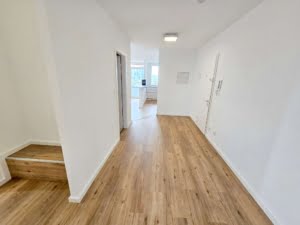 VERMIETET! Bester Skylineblick inkl. +Pool+Sauna im Haus! Schicke 3 Zimmer Wohnung mit Balkon –