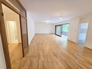 VERMIETET! Großzügige 4 Zimmer + 2 Balkone + Keller + TG-Platz -Schwimmbad/Sauna im Haus!