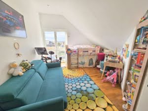 VERMIETET! Sehr großzügige 3-Zimmer Maisonette mit 2 Balkonen + TG-Platz – Top Lage Sachsenhausen