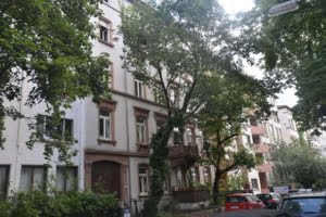 VERMIETET! Altbaucharme pur! Gemütliche 2 Zimmerwohnung mit Balkon – ruhig und zentral Nähe EZB