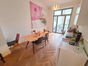 VERMIETET! 3 große Zimmer + Wohnküche + Balkon- top saniert – Mitten im Leben – Altbaucharme pur!