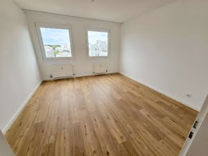 VERMIETET! Bester Skylineblick inkl. +Pool+Sauna im Haus! Schicke 3 Zimmer Wohnung mit Balkon –