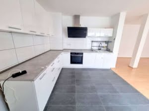 VERMIETET! Renovierte , große 2-Zimmer mit offener Küche – mitten in der Offenbacher Fußgängerzone