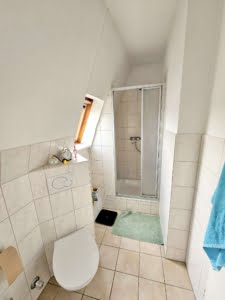VERMIETET! Altbaucharme Pur + ganz oben! Sonnige 2-Zimmer Altbau Wohnung – zentral in Sachsenhausen