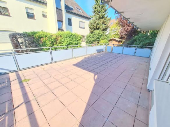VERMIETET! Für die Familie! Neu sanierte 5 Zimmerwhg. + Terrrasse + Garten + Garage in Steinbach