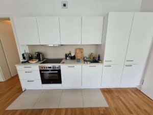 VERMIETET! Sonnige 2-Zimmer Wohnung mit 2 Balkonen, Parkett, Einbauküche + KFZ Platz mgl. – zentrale Ostend Lage
