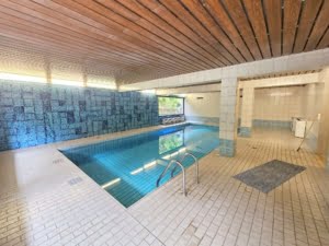 RESERVIERT! Schicke 5 Zimmer + 2 Balkone -Fußbodenheizung – Schwimmbad + Sauna im Haus – ruhig in Niederrad