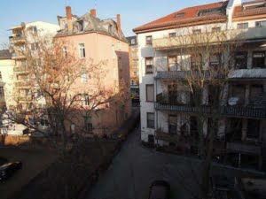 VERMIETET! Altbaucharme pur.: Gemütliches 1 Zimmer Apartment im DG + Wohnküche – zentral im Ostend