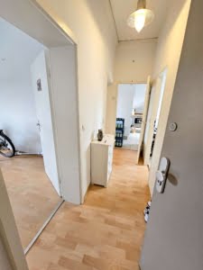 VERMIETET! Altbaucharme Pur + ganz oben! Sonnige 2-Zimmer Altbau Wohnung – zentral in Sachsenhausen