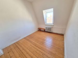 VERMIETET! Altbaucharme Pur + ganz oben! Sonnige 3-Zimmer Altbau Wohnung – zentral in Sachsenhausen