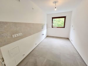 VERMIETET! Großzügige 4 Zimmer + 2 Balkone + Keller + TG-Platz -Schwimmbad/Sauna im Haus!