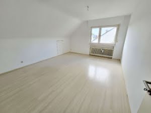 VERMIETET! Einzugsbereit! Große 3,5 Zimmerwohnung mit Balkon plus Garage – top Lage Rumpenheim