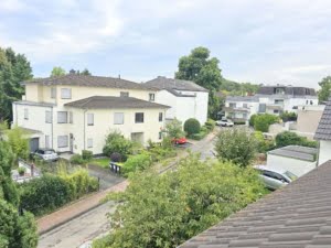 VERKAUFT!Attraktive große 3 Zimmer Dachstudio Whg. mit Balkon +Garagenpl – Top Lage nahe Stadtwald