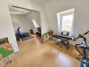 VERMIETET! Altbaucharme Pur + ganz oben! Sonnige 2-Zimmer Altbau Wohnung – zentral in Sachsenhausen