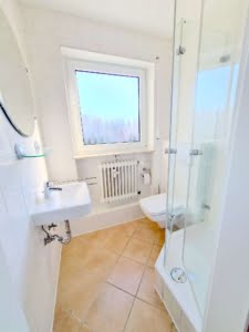 VERMIETET! Für die Familie! Neu sanierte 5 Zimmerwhg. + Terrrasse + Garten + Garage in Steinbach