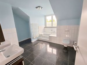 VERKAUFT!Attraktive große 3 Zimmer Dachstudio Whg. mit Balkon +Garagenpl – Top Lage nahe Stadtwald