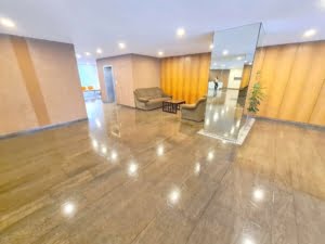 VERMIETET! Schicke + lichtdurchflutete 2 Zimmer Wohnung mit großem Südbalkon – Sachsenhausen + POOL+SAUNA im Haus!