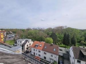 VERMIETET! Sonnige, große Dachstudiowohnung mit Skyline- + Taunusblick – ruhig in Rödelheim