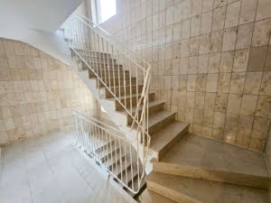VERMIETET! Komplett renoviert in 2023! Große 3 Zimmerwohnung mit 2 Bädern + Balkon und inkl. Gartennutzung – Niederrad