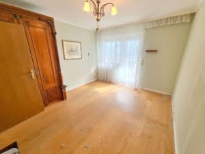 VERMIETET!Perfekte Lage am Berger Hang! 6 Zimmer + 2 Bäder auf 2 Etagen mit eigenem Garten + Teich!