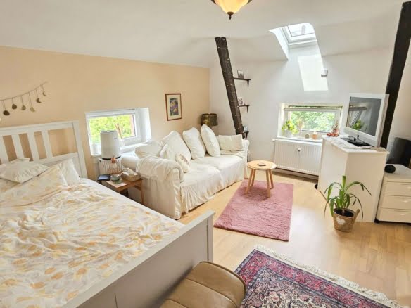 VERMIETET! Altbaucharme.: Gemütliches 1 Zimmer Apt. im DG + Wohnküche – zentral im Ostend