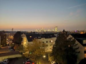 VERMIETET! Penthouse Style mit Panorama + Skylineblick! Sonnige große 2 Zimmerwohnung mit großem Balkon – ruhig in Oberrad
