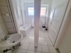 VERMIETET! Großzügige 4 Zimmerwohnung mit Holzdielenboden + Balkon – WG geeignet – zentralst in Offenbach