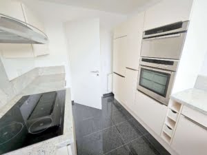 VERKAUFT!Attraktive große 3 Zimmer Dachstudio Whg. mit Balkon +Garagenpl – Top Lage nahe Stadtwald