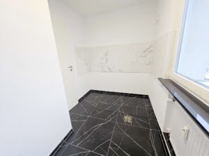 VERMIETET! Top Nordendlage! Auch WG- geeignet! Nagelneu sanierte 4 Zimmerwohnung im 5. OG