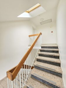VERKAUFT!Attraktive große 3 Zimmer Dachstudio Whg. mit Balkon +Garagenpl – Top Lage nahe Stadtwald