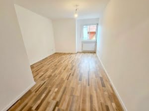 VERMIETET! Komplett renoviert in 2023! Große 3 Zimmerwohnung mit 2 Bädern + Balkon und inkl. Gartennutzung – Niederrad