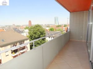 VERKAUFT! Schwimmbad + Sauna im Haus! Neu saniert! 3-Zimmer mit Balkon – Sachsenhausen