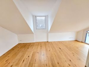 VERKAUFT! Stylische 3 -Zimmer Maisonette mit großem Balkon + Luxusküche + 2 TG-Plätze – Hofheim