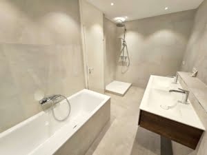 VERMIETET! Großzügige 4 Zimmer + 2 Balkone + Keller + TG-Platz -Schwimmbad/Sauna im Haus!