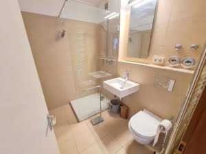 VERMIETET! Schicke 2 Zimmer Wohnung mit Balkon – Sachsenhausen + POOL+SAUNA im Haus!