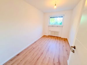 VERMIETET! Für die Familie! Neu sanierte 5 Zimmerwhg. + Terrrasse + Garten + Garage in Steinbach