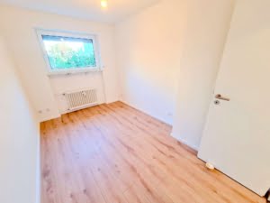 VERMIETET! Für die Familie! Neu sanierte 5 Zimmerwhg. + Terrrasse + Garten + Garage in Steinbach